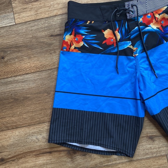 Billabong Platinum Stripe boardshorts - Picture 6 of 12